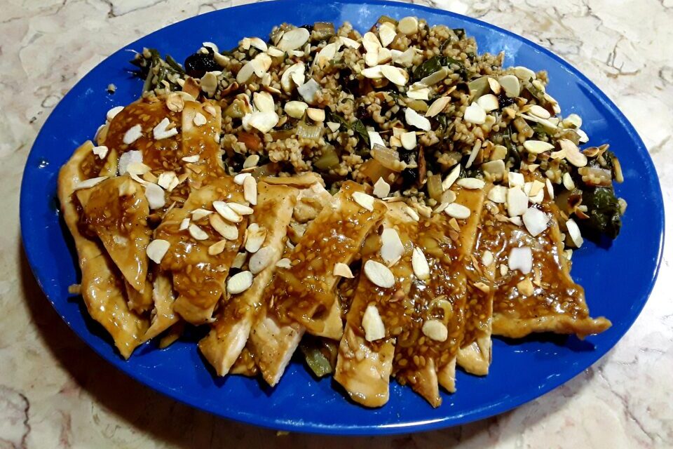 Bifes de Frango com Molho Teriyaki, Sementes de Sésamo e Salada Quente de Bulgur com Acelgas e Arandos