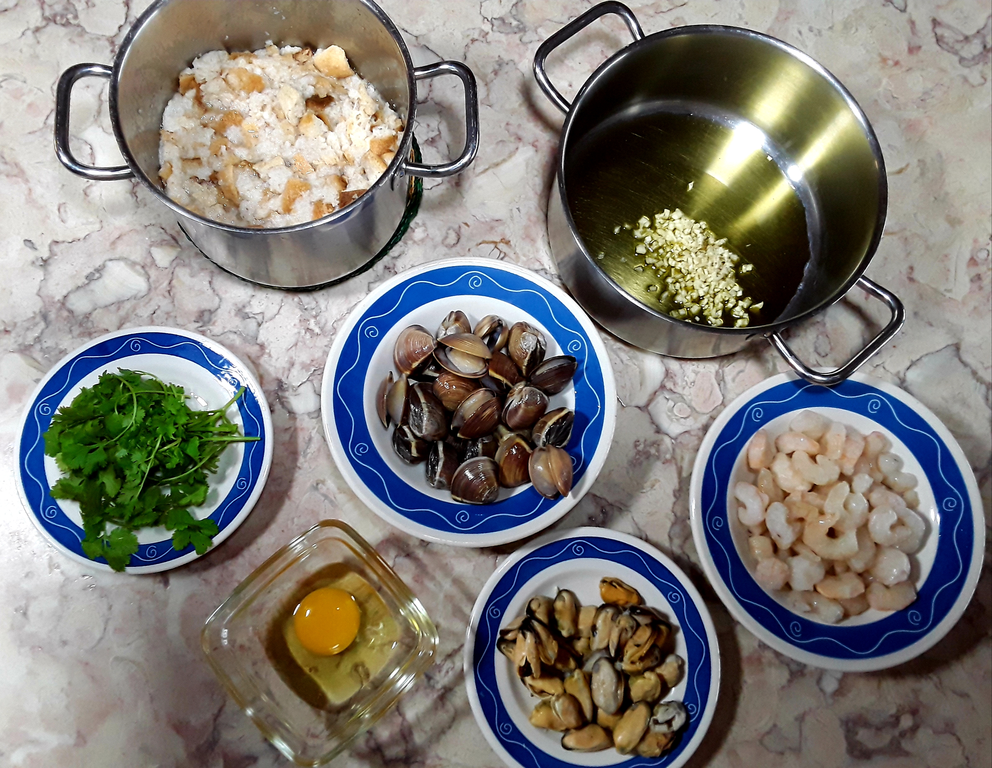 Açorda é uma receita bem simples e típica de Portugal que é excelente opção para aproveitar pão duro, e fica uma delícia.